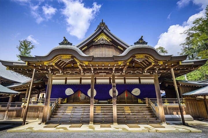 Индивидуальный тур из Suzuka к святилищу Исэ Дзингу и скалам Мэото Ива